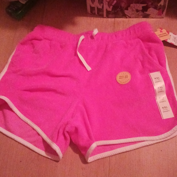 pink shorts with pockets - Picture 2 of 7
